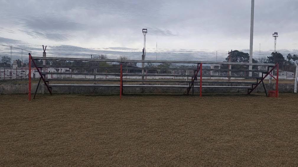 Tribuna este